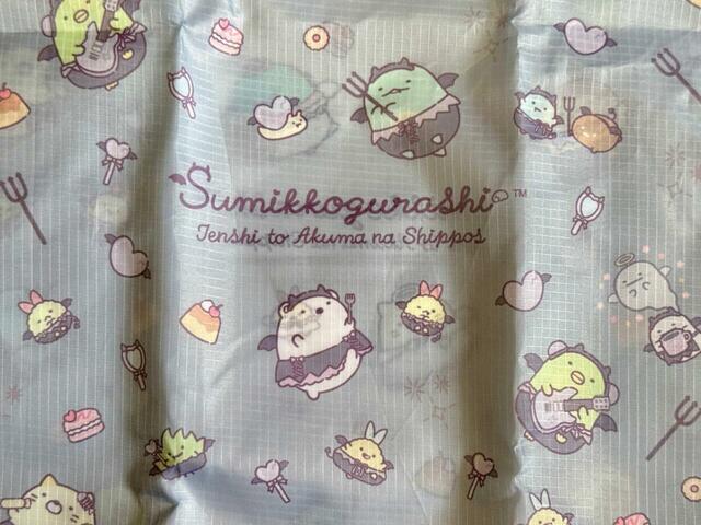 あくまデザインは、グレーがベース。あくま風の衣装に身を包んだすみっコたちのアートプリントの総柄デザイン