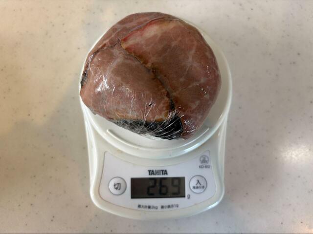 【ロピア 小林さんちのおにぎり】ローストビーフのおにぎりをキッチンスケールで測定♪贅沢にローストビーフが巻かれていて、269g