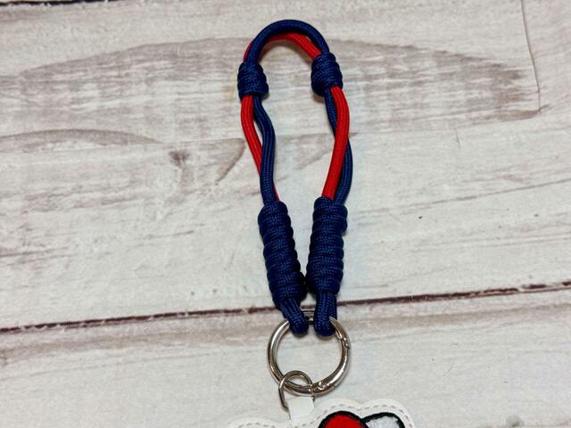 ストラップは、キティちゃんのリボンをイメージしたレッドと、バッグ形ポーチとリンクしたネイビーの2色ロープデザイン！