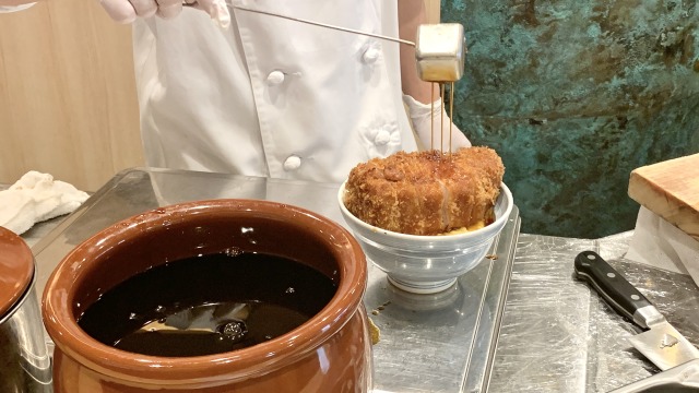 甘辛の和風ダレをたっぷりかけるとあたりにいい香りが漂う