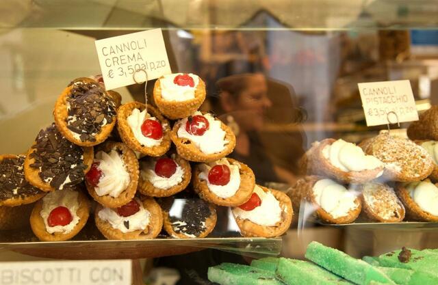 イアリアを代表するスイーツ、カノーリ。くるりと丸まったパイ生地の中にチョコレートやクリームがたっぷり