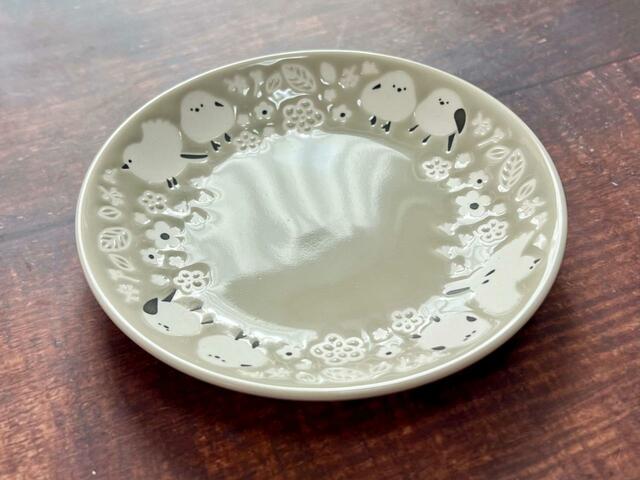 サイズは約直径13cm×高さ2cm。お菓子を入れたりおかずを入れたりするのにGood