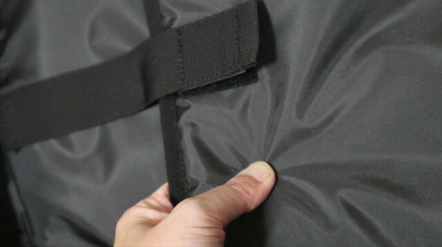 【無印良品 肩の負担を軽くする撥水ナイロンビジネスリュックサック】背中側の内ポケットは、ノートPCをしっかり守ってくれるクッション入り!