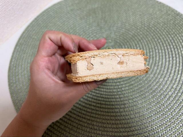 【ローソン ウチカフェ アーモンドアイスサンド】パキっとした食感はアイスの中に！