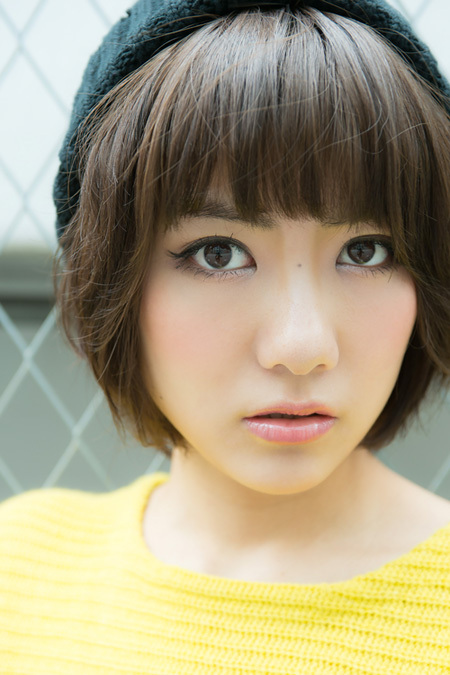 大阪での「ミラチャイ」取材。ビタミンカラーの衣装も印象的でした。「あ〜〜…、髪の毛。早くこのときぐらいの長さに、伸びないかなあ」(佐江ちゃん) 