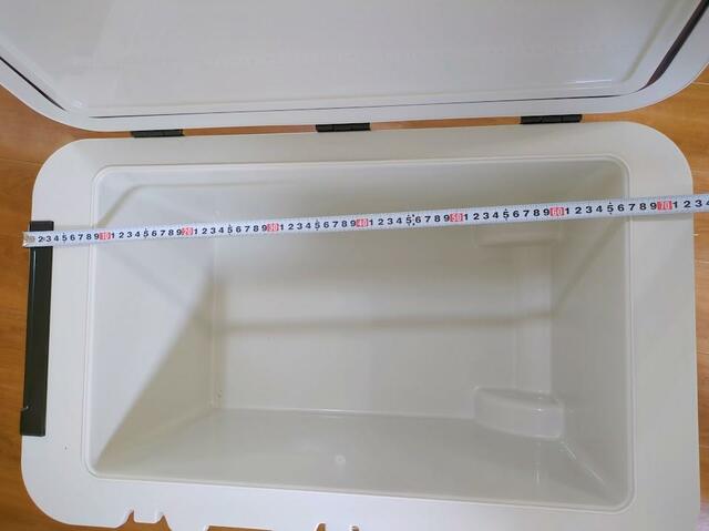 【アイリスオーヤマ HUGEL 真空断熱クーラーボックス60L】内寸は（約）幅56.2×奥行32.9×高さ31.4cmです