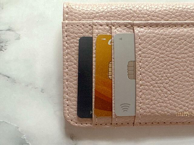 カードは各ポケットに1枚ずつ入れるのがおすすめ