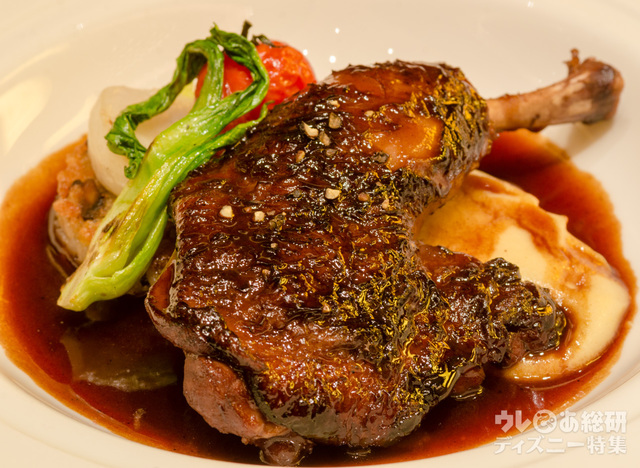 鶏モモ肉の赤ワイン煮込み｜ディズニーアンバサダーホテル「エンパイア・グリル」“クリスマス・ファンタジー”2016 エンパイア・ランチ 茸の焼きリゾット添え