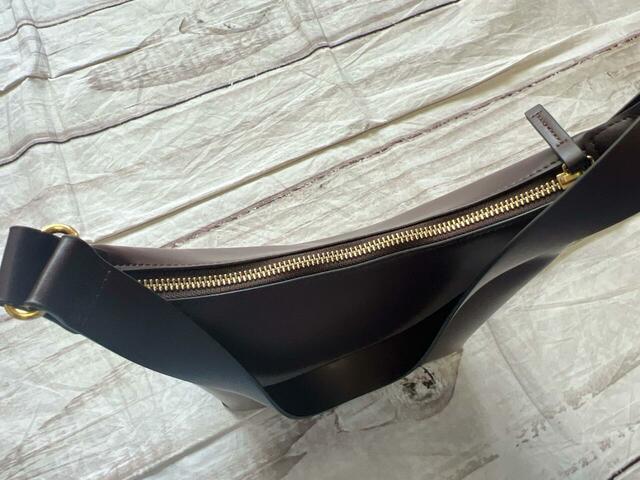 ファスナーで開閉する仕様