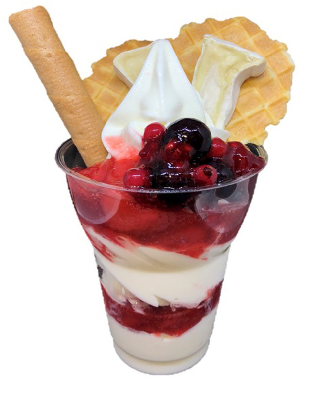 江別市『町村農場』カマンベールとイチゴのパフェ