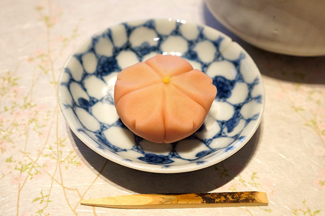 鶴屋吉信／里桜（432円）