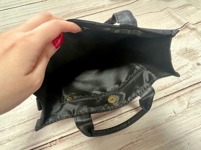 内側にはポケットが1つついています