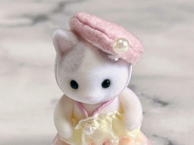 パールボタン付きのベレー帽を被せられます。かわいい〜！