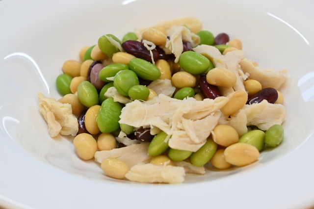 「ささみミックスビーンズ」ささみのほんのり塩味で、そのままでも楽しめます