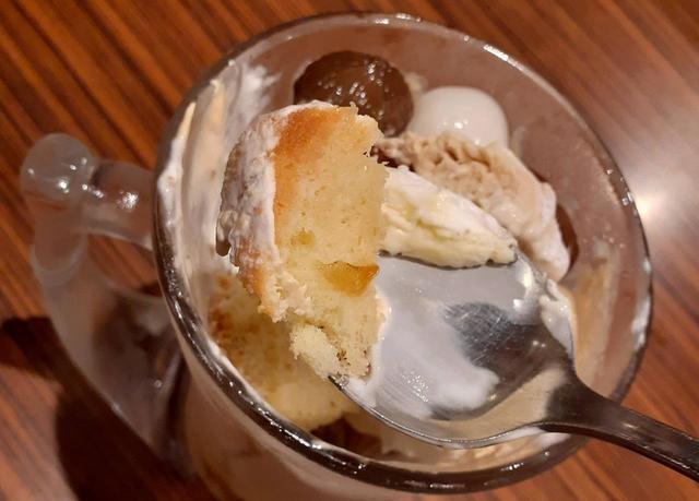 シフォンケーキ、ふわふわで美味ですよ。/びっくりドンキー「ジョッキパフェ」