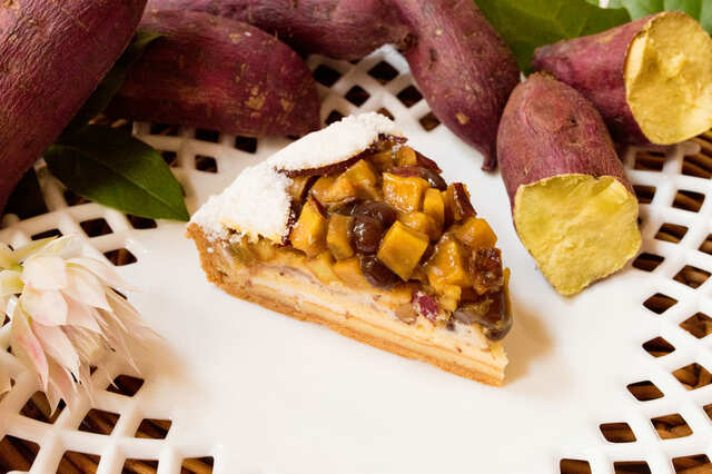 【さつまいもと小豆クリームのタルト】キャラメリゼしたさつまいもにかのこ豆を合わせ、一面に敷き詰めたタルト