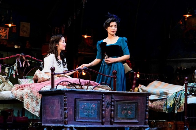 『ウェンディ&ピーターパン』ゲネプロより、左から　ウェンディ：黒木華　ミセス・ダーリング：石田ひかり　