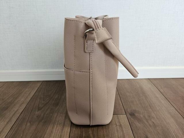 【LAKOLE　ワンハンドル2WAYスクエアバッグ3】落ち着いたベージュ寄りのピンクで派手すぎないライトピンクがおしゃれ◎