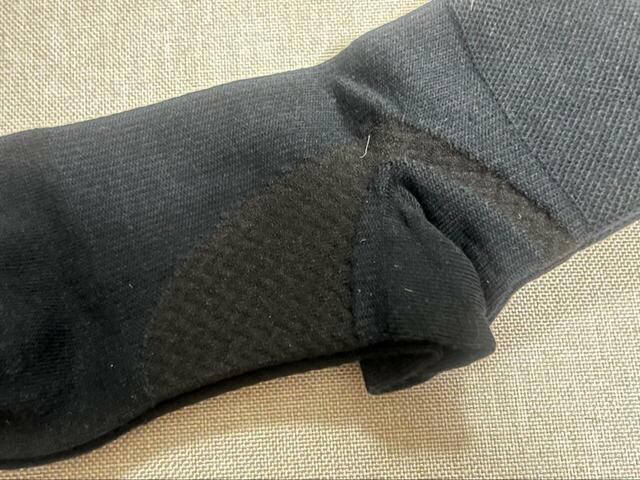 【ワークマン　レディースアーチパワーアシストレギュラー先丸靴下】土踏まずの部分からアキレス腱にかけて生地が異なっていることが分かります