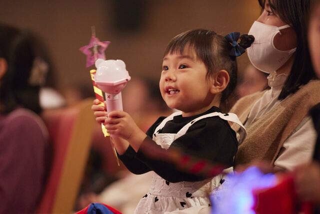 コンサートでも人気曲など9曲が流れる「しまじろうコンサート★ヒットソングライト」。ブルーのほか、新色のピンクも今冬から登場！