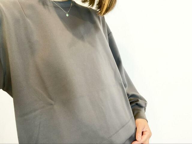 【GLOBAL WORK  上品スウェットセットアップ】光沢感のあるスウェット生地のおかげでカジュアルになりすぎません