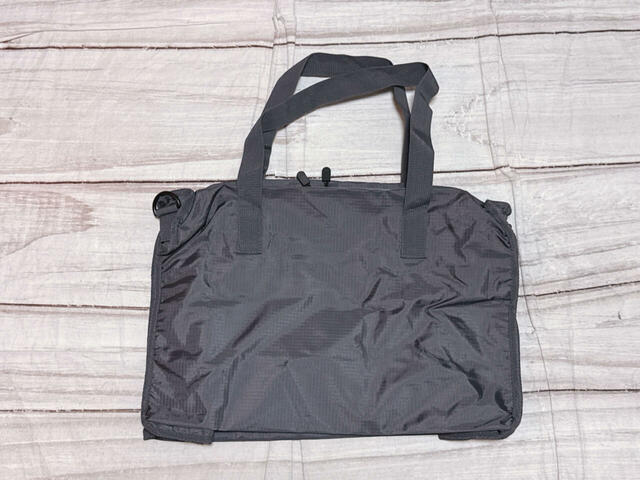 背面は装飾がないシンプルなデザイン