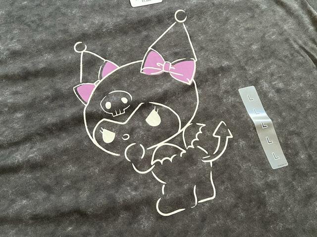 【クロミ&マイメロディ UT グラフィックTシャツ DARK GRAY】線がところどころつながっていないのが抜け感を感じておしゃれ