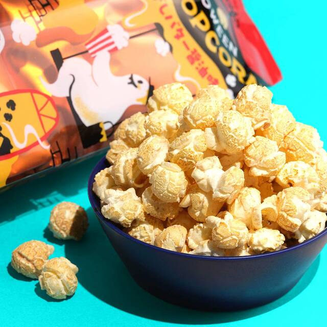 「オリジナル ビッグポップコーン 焦がしバター醤油味」＜価格：598円（税込）＞【【KALDI】心ときめく魔法辞書モチーフの缶やお菓子入りのくす玉も♪ハロウィンパーティーにぴったりなアイテムが続々登場！】