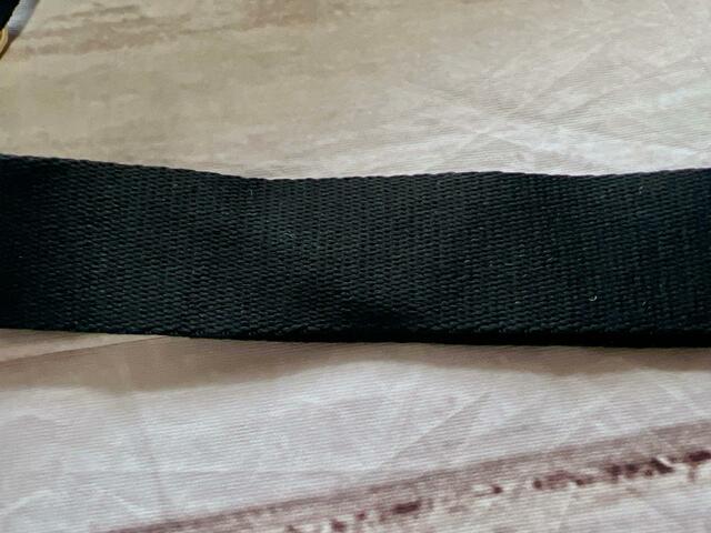 少し光沢感がある上品な印象のショルダーストラップです