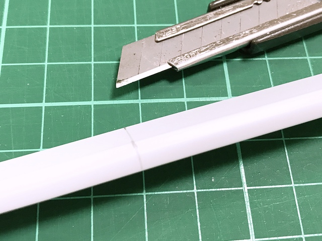 50cmに目印をつけ、カッターで数回なぞる