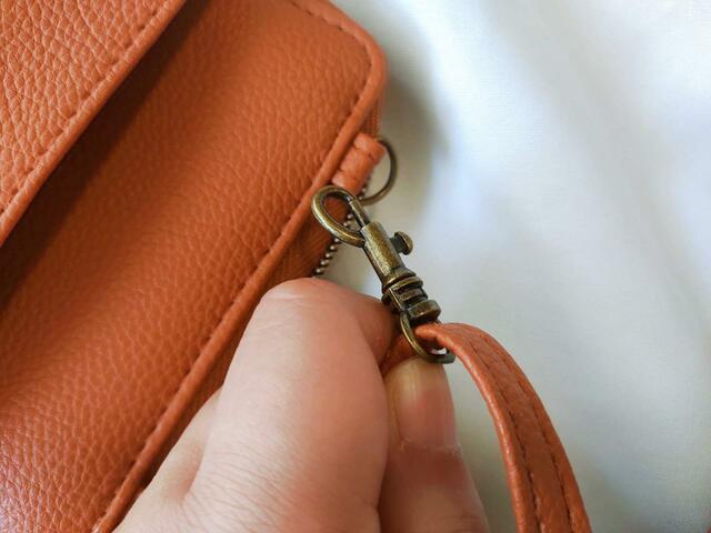 ショルダー部分を取り付けると「ショルダーバッグ」に【猫のダヤン スマホショルダーバッグ】