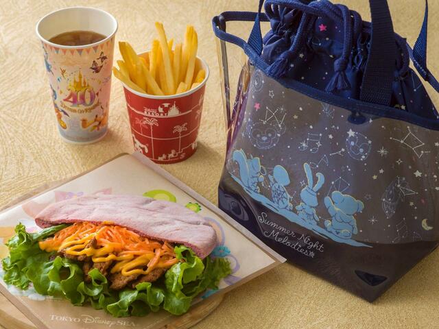 スーベニアランチケース|対象メニューにプラス1,400円|「ダッフィー&フレンズのサマーナイト・メロディー」スーベニア付きメニュー|東京ディズニーリゾート40周年“ドリームゴーラウンド”|販売期間:2023年7月3日(月)〜9月6日(水)|販売店舗:東京ディズニーシー「ミゲルズ・エルドラド・キャンティーナ」
