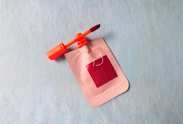 「tiny tiny（ティニーティニー）」のリップ。「キッチュチェリー」638円（税込）