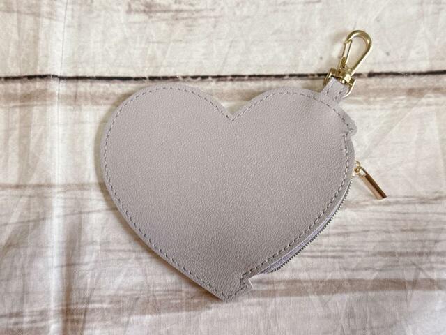 背面は装飾がないシンプルなデザイン