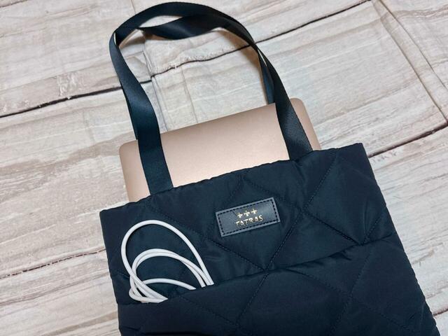 メイン収納にノートPC、フロントポケットに充電器を収納。きれいなシルエットをキープできました！