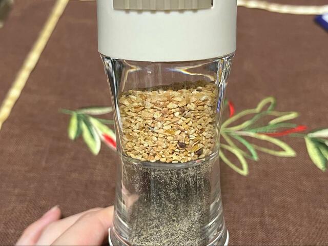 【3COINS＋plus 定量調味料ボトル】粒の大きめなあらびきガーリックでも問題なく使えました