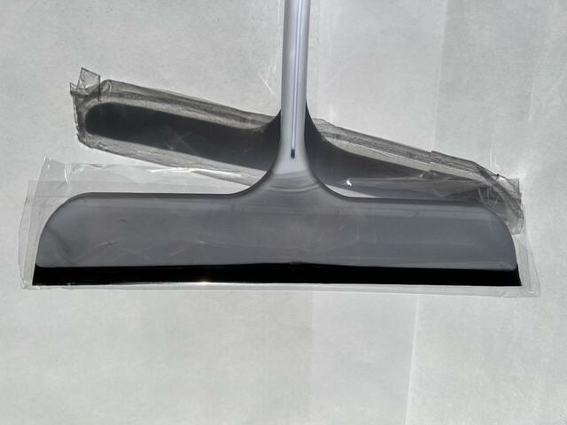 【ダイソー 水切りワイパー】購入前は先が袋で覆われているので衛生面も安心