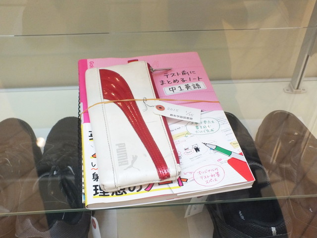 麻布の場合は授業で使う大切な参考書や筆箱、さらにはスニーカーまでもが普通に展示されているのです（！)