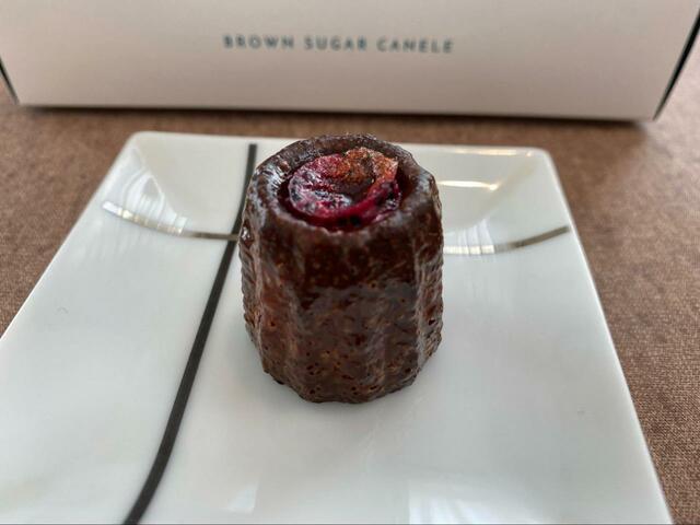 【黒糖カヌレほうき星】フルーティーな味わいを楽しめるドラゴンフルーツ＆シークワーサー