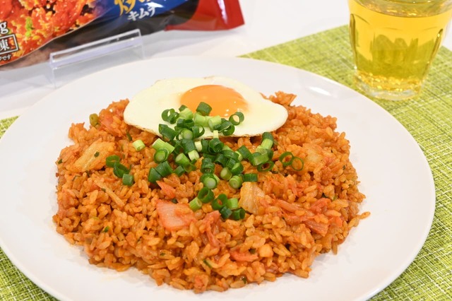 「W(ダブル)キムチ炒飯」に卵を添えてアレンジ