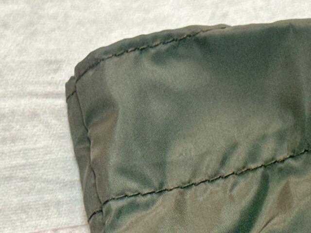 素材はポリエステル。シャカシャカした手触りの生地