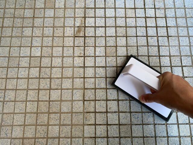 【カインズ　玄関タイルの汚れを落とすブラッシングスポンジ】そんなに力を入れなくても汚れが浮いてくる