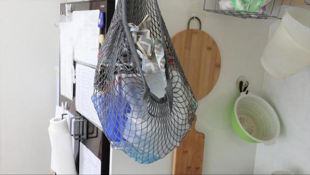 【セリア ネットバッグ】タッパー、アクリルグラス、エプロンも放り込める
