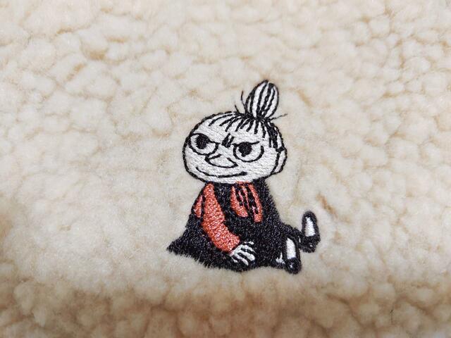 丁寧に刺繍されている【SPRiNG(スプリング)2023年11月号付録:MOOMIN リトルミイの刺しゅうがかわいいボアポーチ】