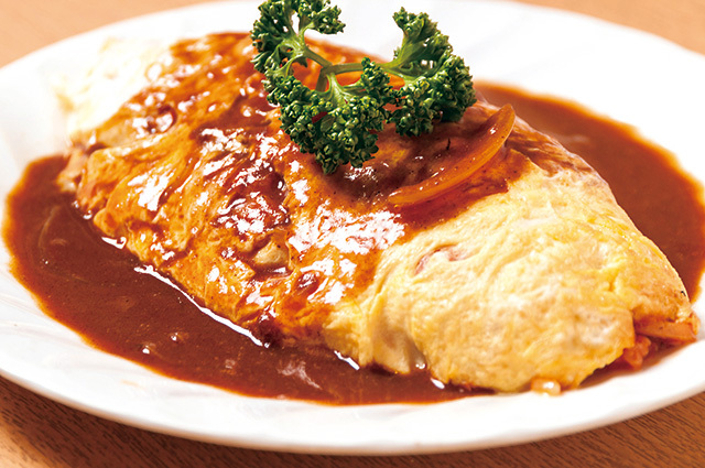 グリル 百舌（東京／池袋） オムライス 780円 ポークを使ったケチャップライスが美味。チキンや野菜に変更可能なので聞いてみて。