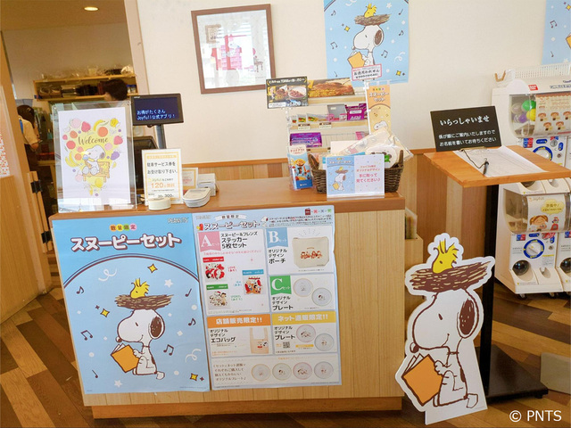 【ジョイフル×スヌーピー】レジまわりにはポップやスヌーピーのマスコットも