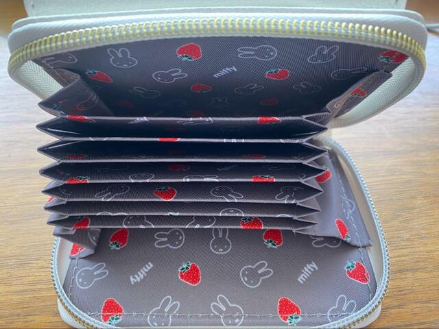 【宝島社 miffy カードが見やすい じゃばら式ミニ財布 BOOK WHITE】カードケースにまとめていた方も、これがあれば1つで完結