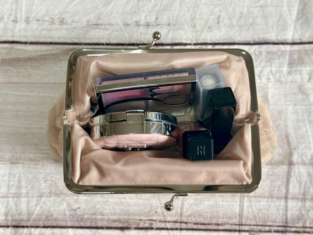 コスメを収納してみました。ガバッと開いて中が見やすい！