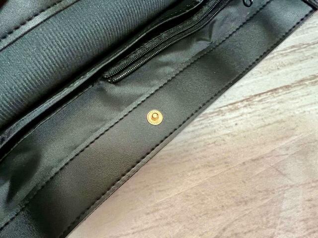 スナップボタン付きなので中身が見えにくいのもうれしい