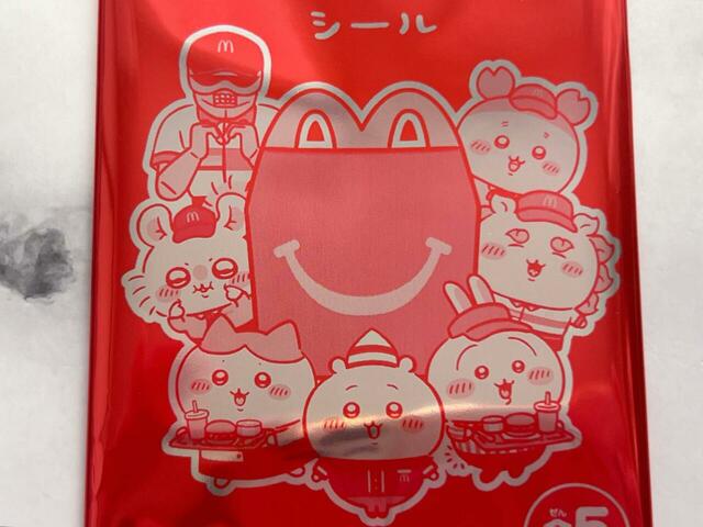 パッケージにもマクドナルドクルーになったちいかわたちが！かわいすぎる〜！
